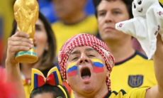 Фанаты выступили с необычным требованием на первом матче ЧМ-2022. Видео