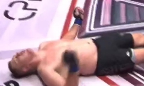 Бой за титул казахстанской лиги MMA закончился жестоким нокаутом россиянина. Видео