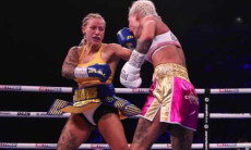 Сексапильная чемпионка мира кровавым нокаутом впервые отстояла титул IBF. Видео