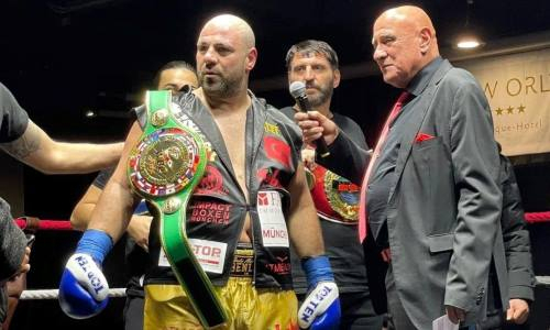 Быстрым нокаутом завершился бой за титул WBC в супертяжелом весе. Видео