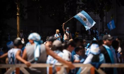 Флаг Аргентины насмерть задушил болельщика во время празднования победы на ЧМ-2022