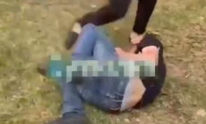 19-летний боец жестоко избил и запинал ногами случайного прохожего. Видео
