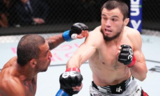 Непобежденный брат Хабиба Нурмагомедова оформил первый нокаут в UFC. Видео