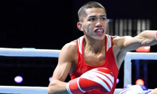 Чемпион мира из Казахстана победил с нокдауном и вышел в финал ЧА-2023 до 22 лет по боксу