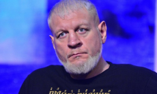 Появившийся недавно пьяным на людях Емельяненко затащил жену на крышу небоскреба. Видео