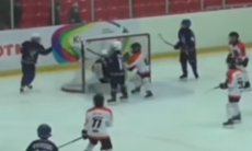 Десятилетний хоккеист «Барыса» шокировал всех на турнире в России. Видео