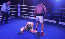 Боксер из Казахстана после потери титула WBO победно вернулся на ринг и жестко унизил соперника. Видео