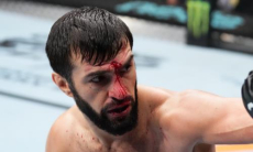 Боец из команды Ислама Махачева потерпел сенсационное поражение на UFC 284. Видео