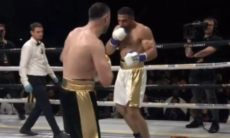 Видео титульного реванша казахстанского боксера с россиянином на глазах у Флойда Мэйвезера