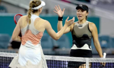 «Трудолюбивая и скромная миллиардерша». Соперница Рыбакиной удивила поступком на турнире в Майами. Видео