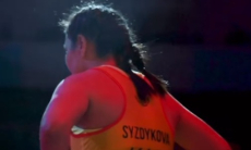 Легендарная чемпионка из Казахстана удивила хитрым броском. Видео