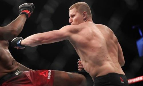 Главный бой турнира UFC с участием россиянина и американца завершился быстрым нокаутом. Видео