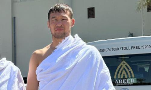 Боец UFC встретил Шавката Рахмонова в Медине и назвал его братом. Фото