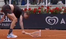 «Дети рады». Лучший теннисист Казахстана уничтожил ракетку на турнире в Риме. Видео