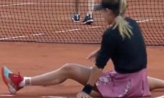 Травма российской теннисистки в матче с Еленой Рыбакиной попала на видео