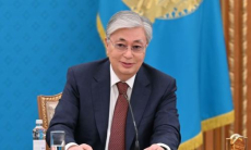 Касым-Жомарт Токаев воспользовался подарком казахстанских чемпионов мира по боксу. Видео