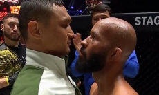 «Он побаивается меня». Кайрат Ахметов высказался о легенде UFC после дуэли взглядов
