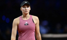 «Моргнешь и пропустишь». Зарубежное СМИ назвало победителя матча Рыбакина — Остапенко