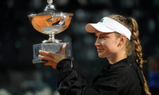 Нелепый скандал произошел во время награждения Елены Рыбакиной в Риме. Видео