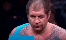 Александр Емельяненко побывал в нокдауне и одержал досрочную победу. Видео
