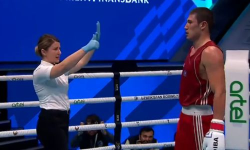«Грязный» нокдаун казахстанского боксера от узбекистанца вызвал возмущение после боя ЧМ-2023. Видео