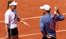 Необычная «работа» Елены Рыбакиной со скандальным тренером за кулисами «Ролан Гаррос» попала на видео