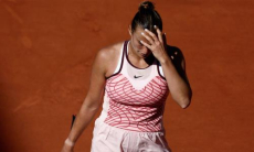 «Это абсурд». Поступок принципиальной соперницы Елены Рыбакиной осудили на «Ролан Гаррос»