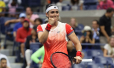 Матч известной соперницы Елены Рыбакиной за четвертьфинал «Ролан Гаррос» обернулся разгромом. Видео