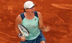 Разгромом закончился матч лучшей теннисистки мира за выход в полуфинал «Ролан Гаррос». Видео