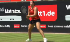 Сотворившая сенсацию теннисистка отказалась доигрывать матч после вылета Рыбакиной. Видео