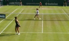 Удар года состоялся в женском парном теннисе. Видео