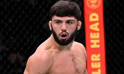 Обидчик казахского бойца избил соперника на турнире UFC. Видео