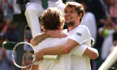 Теннисисты Казахстана и России обнялись после топового матча на Уимблдоне-2023