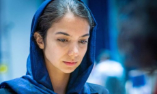 Сыгравшая без хиджаба в Казахстане иранская шахматистка приняла неожиданное решение