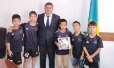 Собравшему мусор со стадиона после матча в Казахстане мальчику подарили особенный подарок. Фото