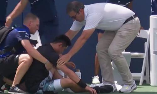 Китайский теннисист потерял сознание во время матча на турнире ATP в США. Видео
