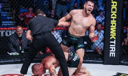 Нокаутом закончился главный бой турнира Bellator 298. Видео