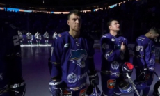Хоккеист «Барыса» не стал прикладывать руку к сердцу во время исполнения гимна Казахстана. Видео