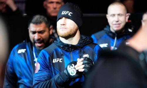 Один из лучших бойцов UFC проиграл спор и провел день в женском платье. Видео