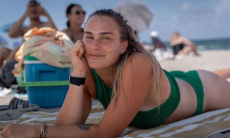 Арина Соболенко показала роскошное фото с пляжа