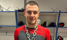 Форвард сборной Казахстана забил в дебютной игре за клуб КХЛ и получил медаль