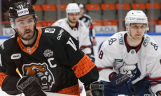 Разгромом закончился матч соперников «Барыса» по конференции КХЛ