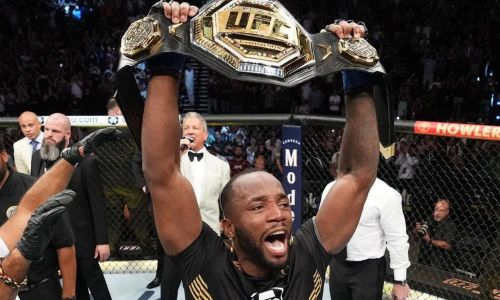 Чемпион UFC в весе Шавката Рахмонова похвастался поясом на матче АПЛ