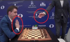 Российскому шахматисту отказались пожать руку на чемпионате мира. Видео