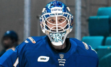 Голкипер сборной Казахстана провел юбилейный матч за «Барыс» в КХЛ