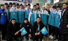 Казахстанских хоккеистов торжественно встретили в аэропорту после завоевания медалей юношеской Олимпиады