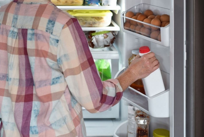 Названы продукты, которые нельзя хранить в дверце холодильника