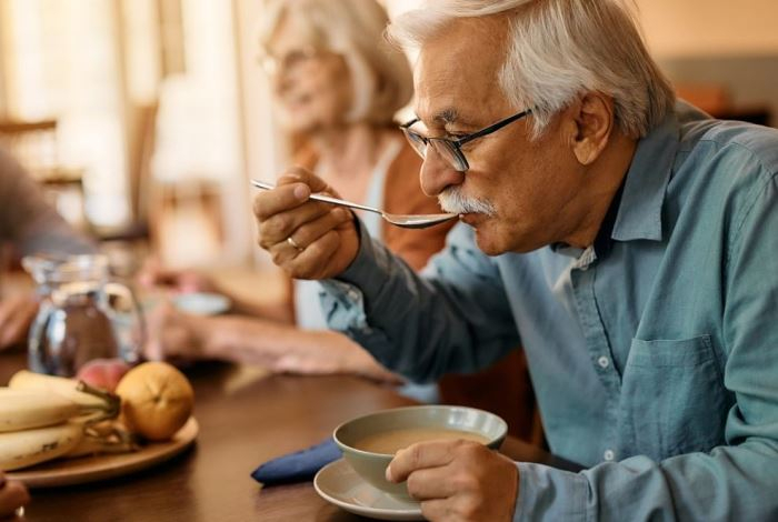 «Риск инсульта и инфаркта». Названы самые вредные супы для пожилых людей