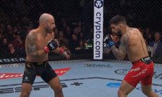 Видео полного боя Алекс Волкановски — Илия Топурия на UFC 298 со зверским нокаутом