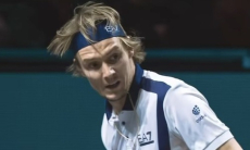 Лучший теннисист Казахстана совершил камбэк и вышел в четвертьфинал турнира в Дохе